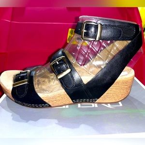 Black Dansko Sandles sz 40 (9.5-10) Never worn,Still in box, Perfect condition.